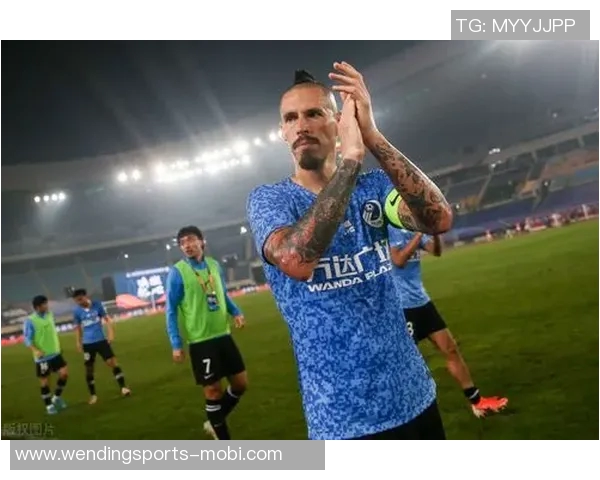 前大连人球员质疑上海人执教失控高层决策引发争议