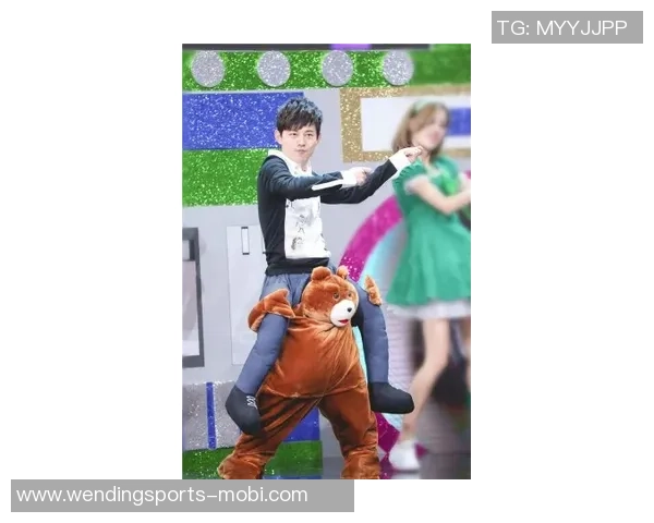 维尼修斯甜蜜晒合照与女友亲密互动幸福笑容尽显爱情甜蜜瞬间